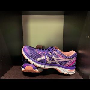 Woman’s tennis shoe